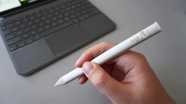 logitech-crayon-in-hand